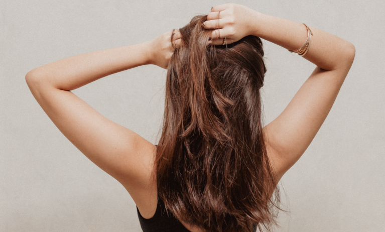 Come proteggere i capelli dai danni solari
