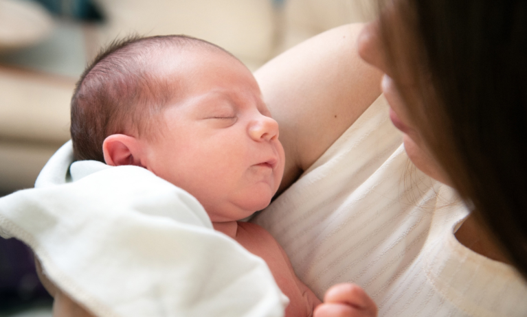 Come proteggere dal caldo i neonati